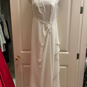 Elegant and sophisticated brand new evening or wedding gown